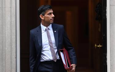 epa10295717 British Prime Minister Rishi Sunak leaves 10 Downing Street for Prime Minister's Questions at the Houses of Parliament on November 09, 2022 in London, Britain.  EPA/ANDY RAIN