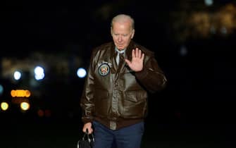 epa10309592 US President Joe Biden waves to reporters after departing Marine One on the South Lawn of the White House in Washington, DC, USA, 17 November 2022. Biden arrives from Hickam Air Force Base in Hawaii after a week-long trip to Egypt, Cambodia and Indonesia, where he attended the G20 summit.  EPA/BONNIE CASH / POOL