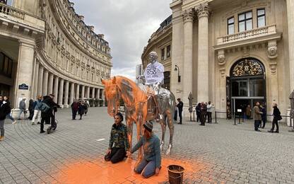 Parigi, ecoattivisti imbrattano una scultura di Charles Ray