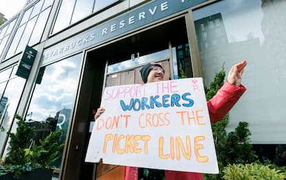 Starbucks, sciopero dei lavoratori negli Usa durante il Red Cup Day