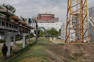 A picture taken during a visit organised by the Russian military shows Russian servicemen guards on the territory of the Zaporizhzhia Nuclear Power Plant in Enerhodar, southeastern Ukraine, 01 September 2022. ANSA/YURI KOCHETKOV
