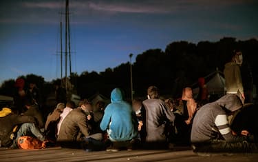 Μετανάστες φαίνονται να περιμένουν στην αποβάθρα του λιμανιού του Roccella (Porto delle Grazie).  263 μετανάστες διαφορετικών εθνικοτήτων, που φθάνουν από τη Λιβύη, διασώζονται από την ιταλική ακτοφυλακή σε μια σύνθετη επιχείρηση, μεταφέρθηκαν στο λιμάνι της Roccella Jonica, στο Porto Delle Grazie.  Οι μετανάστες, συμπεριλαμβανομένων γυναικών, παιδιών και ασυνόδευτων ανηλίκων, έχουν λάβει βοήθεια από μέλη του Ερυθρού Σταυρού και των Γιατρών Χωρίς Σύνορα.  (Φωτογραφία Valeria Ferraro / SOPA Images/Sipa USA)