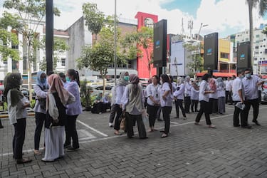 epa10317215 People stay outside amid fears of aftershocks following an earthquake at a business area in Jakarta, Indonesia, 21 November 2022. According to Indonesia's meteorology agency (BMGK) a 5.6 magnitude quake hit southwest of Cianjur, West Java.  EPA/BAGUS INDAHONO