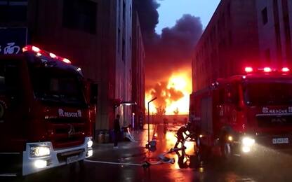 Cina, incendio in una fabbrica nell'Henan: almeno 38 morti. VIDEO