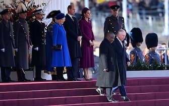 epa10320354 South African President Cyril Ramaphosa (L) with Britain's King Charles III (R) during a welcoming ceremony at Horse Guards Parade in London, Britain, 22 November 2022. South African President Ramaphosa is on a two day state visit to Britain.  EPA/ANDY RAIN