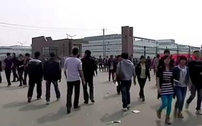 Cina, maxi protesta a fabbrica di iPhone di Foxconn a Zhengzhou. VIDEO
