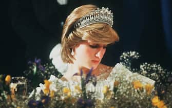 Diana, Princess of Wales wears the Cambridge Lover's Knot tiara (Queen Mary's Tiara) and diamond earrings during a banquet on April 29, 1983 in Aukland, New Zealand.   Catherine, Duchess of Cambridge wore the same tiara at a diplomatic reception at  Buckingham Palace in December 2015. (Photo by Anwar Hussein)