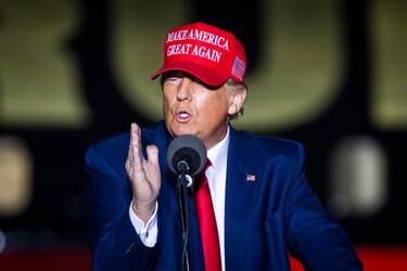 epa10289117 Former President Donald Trump speaks at a rally for Mehmet Oz, Republican Senate candidate from Pennsylvania, in Latrobe, Pennsylvania, USA, 05 November 2022. The US midterm elections are held every four years at the midpoint of each presidential term and this year include elections for all 435 seats in the House of Representatives, 35 of the 100 seats in the Senate and 36 of the 50 state governors as well as numerous other local seats and ballot issues. EPA/JIM LO SCALZO