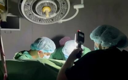 Guerra in Ucraina, città al buio: chirurghi operano con torce. VIDEO