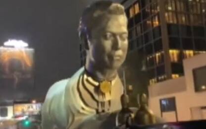 Texas, mega statua di Musk recapitata al quartier generale di Tesla 