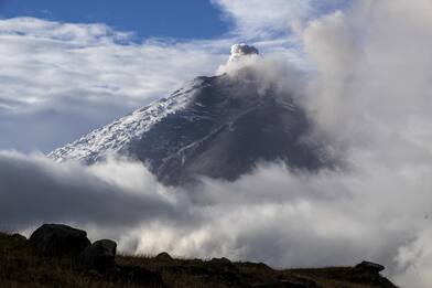 Ecuador, le foto del vulcano Cotopaxi in azione. FOTO