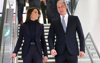 epa10339969 Britain's William, Prince of Wales (R) and his wife Catherine, Princess of Wales (L) arrive at Logan International Airport, in Boston, Massachusetts, 30 November 2022. The Prince and Princess of Wales arrived to attend the Earthshot Prize Awards Ceremony, according to the Royal Household.  EPA/John Tlumacki / The Boston Globe / POOL