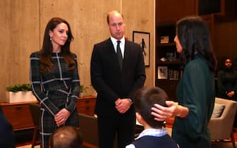 epa10340288 Britain's William, Prince of Wales (C) and his wife Catherine, Princess of Wales (L) are greeted by Boston Mayor Michelle Wu (R) and her sons at Boston City Hall, in Boston, Massachusetts, 30 November 2022. The Prince and Princess of Wales will attend the Earthshot Prize Awards Ceremony in Boston on 02 December, according to the Royal Household.  EPA/Reba Saldanha / Associated Press / POOL
