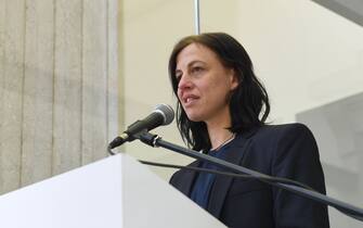 Artist Anne Imhof speaks before the start of the 57th Venice Biennale ('La Biennale di Venezia - 57th International Art Exhibition') during the opening of the German Pavillon in Venice, Italy, 10 May 2017. The 57th Venice Biennale takes place from 13 May to 26 November 2017. Photo: Felix Hörhager/dpa