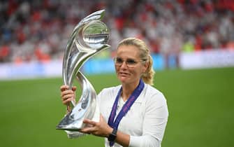 epa10100782 England's head coach Sarina Wiegman poses with the trophy after the UEFA Women's EURO 2022 final between England and Germany at Wembley in London, Britain, 31 July 2022.  EPA/Neil Hall