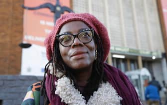 epaselect epa10105371 Zimbabwean author, activist and filmaker Tsitsi Dangarembga arrives for a trial at the Harare Magistrates Courts, in Harare, Zimbabwe, 04 August 2022. Dangarembga is accused for protesting against Zimbabwean President Emmerson Mnangagwa on 31 July 2020.  EPA/AARON UFUMELI