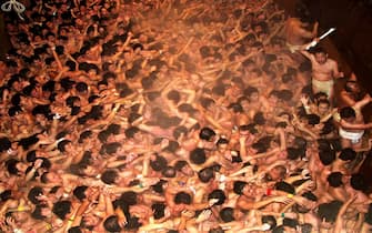 TOK09 - 20010218 - OKAYAMA, JAPAN : Hundreds of naked men, except for their loincloths, pack in the main hall of Saidaiji temple to catch a sacred wooden piece which is thrown into the hall from the temple's attic during the Hadaka-matsuri (Naked festival) in Okayama prefecture, western Japan, early 18 February 2001. The man to catch the piece of wood is named the holy man of the year.   EPA PHOTO  AFP/JIJI PRESS/-/yt/fjb