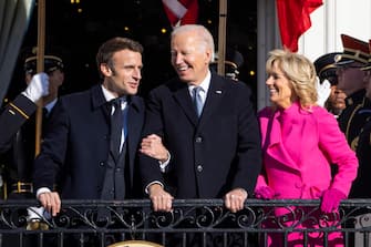 epa10341619 US President Joe Biden (C) and First Lady Jill Biden (R) welcome French President Emmanuel Macron (L) to the White House for the first state visit of the Biden administration in Washington, DC, USA, 01 December 2022. EPA/ JIM THE BAREFOOT