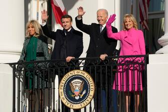 epa10341596 United States President Joe Biden and first lady Dr. Jill Biden host a State Arrival ceremony honoring French President Emmanuel Macron and French First Lady Brigitte Macron at the White House in Washington, DC, USA, 01 December 2022. EPA/CHRIS KLEPONIS / POOL