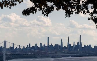 epaselect epa10128460 People look out at the skyline of New York City across the Hudson River from the Rockefeller Lookout in Englewood Cliffs, New Jersey, USA, 18 August 2022.  EPA/JUSTIN LANE