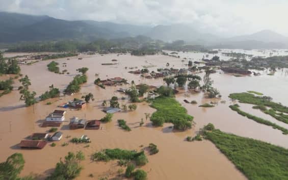 Floods in Brazil, landslides and floods in Santa Catarina: 880 people evacuated.  VIDEO
