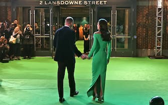 epaselect epa10345521 Britain's William, Prince of Wales (L) and Catherine, Princess of Wales (R), arrive on the green carpet at the Earthshot Prize Awards ceremony at the MGM Music Hall, in Boston, Massachusetts, USA, 02 December 2022.  EPA/David L. Ryan   EDITORIAL USE ONLY/NO SALES