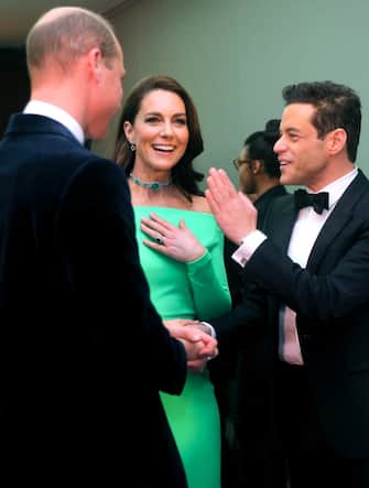 epa10345542 Britain's William, Prince of Wales (L) and Catherine, Princess of Wales (C), talk with actor Rami Malek (R) at the Earthshot Prize Awards ceremony at the MGM Music Hall, in Boston, Massachusetts, USA, 02 December 2022.  EPA/BRIAN SNYDER / POOL