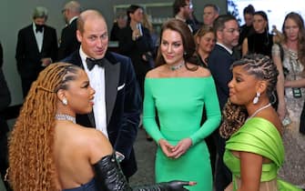 epa10345584 Britain's William, Prince of Wales (2L) and Catherine, Princess of Wales (2R), talk with Chloe Bailey (L) and Halle Bailey (R) at the Earthshot Prize Awards ceremony at the MGM Music Hall, in Boston, Massachusetts, USA, 02 December 2022.  EPA/DAVID L. RYAN / POOL