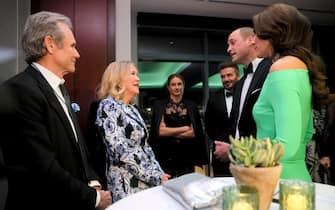 epa10345545 Britain's William, Prince of Wales (2-R) and Catherine, Princess of Wales (R), talk with speak with actor Catherine O'Hara (2L) at the Earthshot Prize Awards ceremony at the MGM Music Hall, in Boston, Massachusetts, USA, 02 December 2022.  EPA/BRIAN SNYDER / POOL