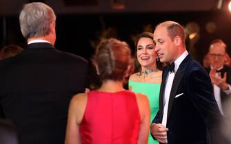 USA BRITAIN ROYALS epa10345519 Britain's William, Prince of Wales (R) and Catherine, Princess of Wales (2-R) are greeted by Massachusetts Governor Charlie Baker and his wife Lauren at the Earthshot Prize Awards ceremony at the MGM Music Hall, in Boston, Massachusetts, USA, 02 December 2022. EPA/DAVID L. RYAN / POOL