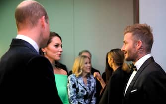 epa10345543 Britain's William, Prince of Wales (L) and Catherine, Princess of Wales (2-L), talk with former football player David Beckham (R) at the Earthshot Prize Awards ceremony at the MGM Music Hall, in Boston, Massachusetts, USA, 02 December 2022.  EPA/BRIAN SNYDER / POOL