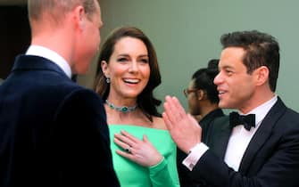epaselect epa10345544 Britain's William, Prince of Wales (L) and Catherine, Princess of Wales (C), talk with actor Rami Malek (R) at the Earthshot Prize Awards ceremony at the MGM Music Hall, in Boston, Massachusetts, USA, 02 December 2022.  EPA/BRIAN SNYDER / POOL