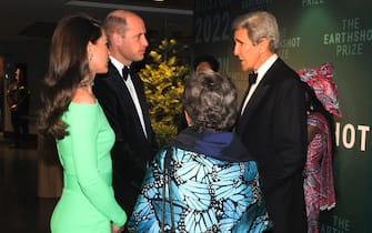 epa10345504 Britain's William, Prince of Wales (C) and Catherine, Princess of Wales (L), greet U.S. Special Presidential Envoy for Climate John Kerry (R) as they attend the second annual Earthshot Prize Awards ceremony at the MGM Music Hall, in Boston, Massachusetts, USA, 02 December 2022.  EPA/BRIAN SNYDER / POOL