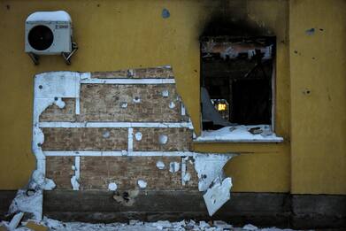 Ucraina, provano a rubare murale di Banksy: otto persone fermate