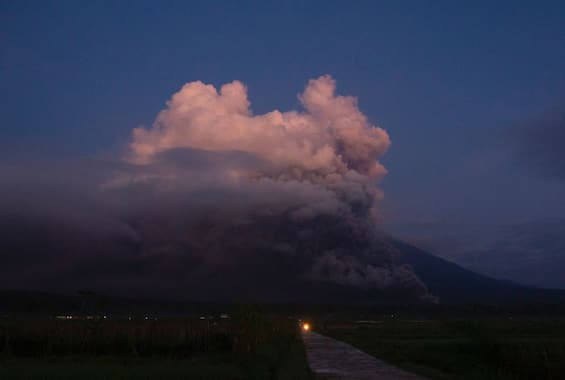 Indonesia, Semeru volcano erupts: tsunami warning in Japan