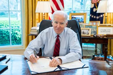 Usa, Biden firma legge che tutela i matrimoni gay