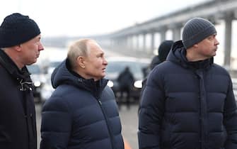 Putin visits the bridge in Crimea hit by an attack: the Russian president is driving