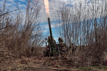 epa10341774 Forces of the self-proclaimed Donetsk People's Republic fire a self-propelled mortar 2S4 'Tulip' not far from Bakhmut, Donetsk region, Ukraine, 01 December 2022. On 24 February 2022 Russian troops entered the Ukrainian territory in what the Russian president declared a 'Special Military Operation', starting an armed conflict that has provoked destruction and a humanitarian crisis.  EPA/ALESSANDRO GUERRA