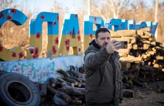 Ukrainian war, Zelensky in Donbass on Armed Forces Day