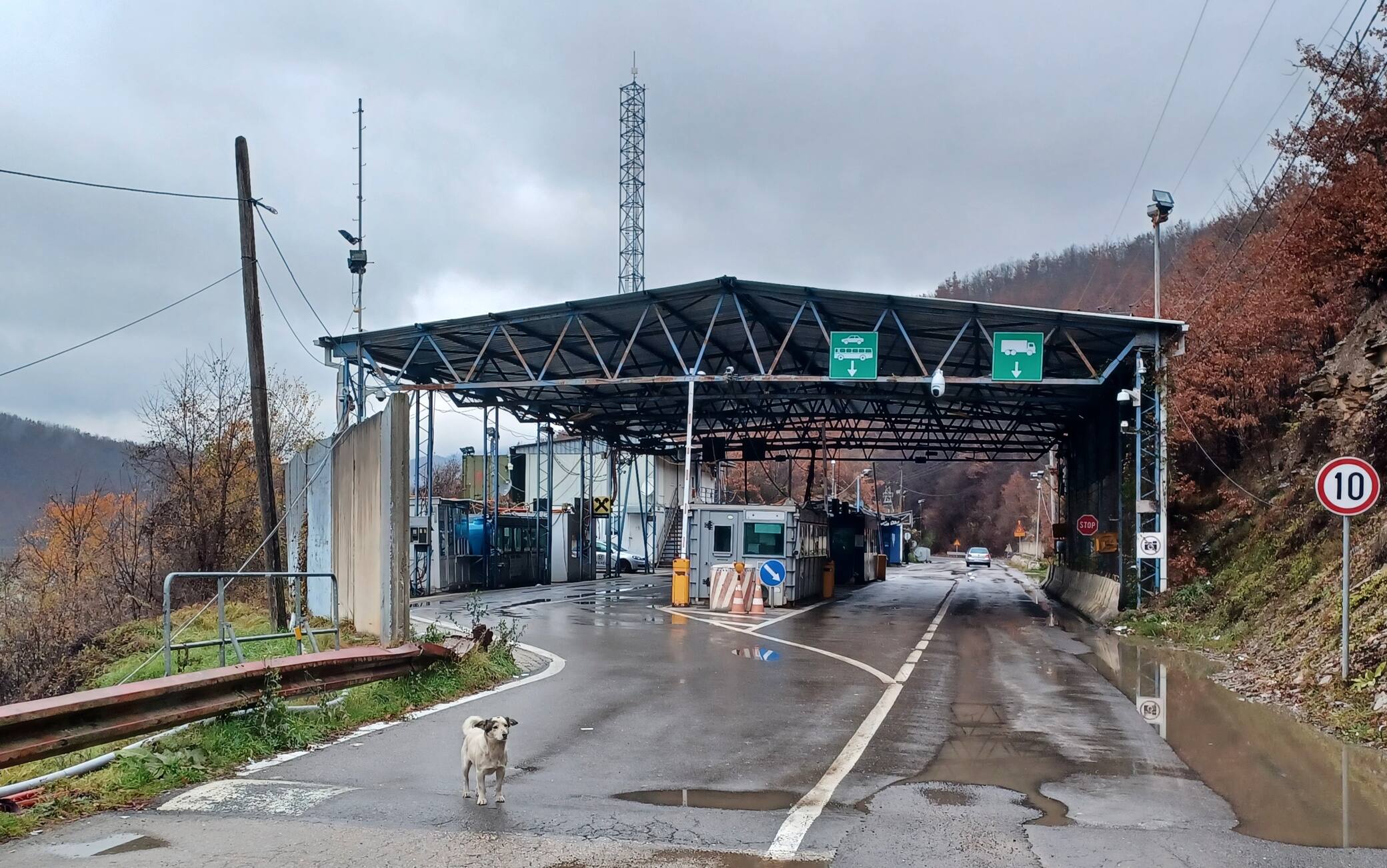 Il posto di confine tra Serbia e Kosovo serbia kosovo