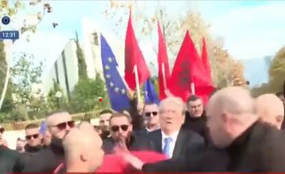Albania, ex premier Berisha colpito al volto durante manifestazione