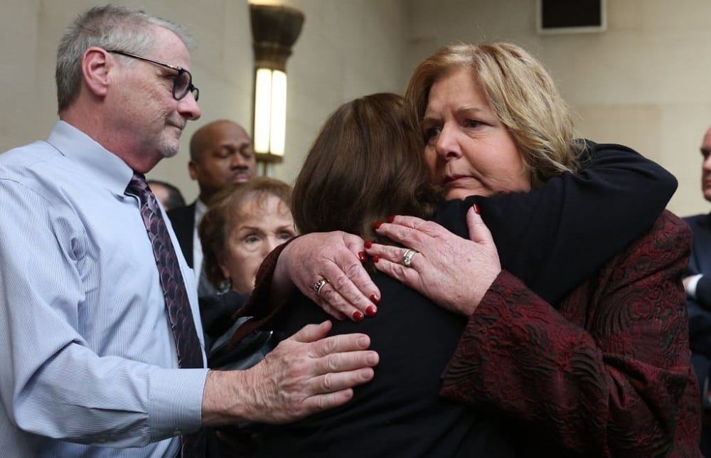 La procuratrice distrettuale Ann Donnelly abbraccia Darlene Altman, la cui madre, Diane Cusick, è stata uccisa dal serial killer Richard Cottingham nel 1968. 