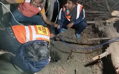 India, bimbo di 8 anni caduto in un pozzo di 17 metri