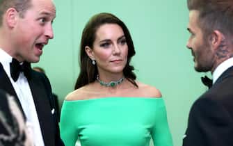 epa10345552 Britain's William, Prince of Wales (L) and Catherine, Princess of Wales (C), talk with former football player David Beckham (R) at the Earthshot Prize Awards ceremony at the MGM Music Hall, in Boston, Massachusetts, USA, 02 December 2022.  EPA/DAVID L. RYAN / POOL
