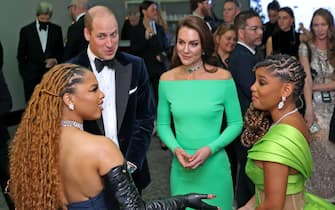 epa10345584 Britain's William, Prince of Wales (2L) and Catherine, Princess of Wales (2R), talk with Chloe Bailey (L) and Halle Bailey (R) at the Earthshot Prize Awards ceremony at the MGM Music Hall, in Boston, Massachusetts, USA, 02 December 2022. EPA/DAVID L. RYAN / POOL