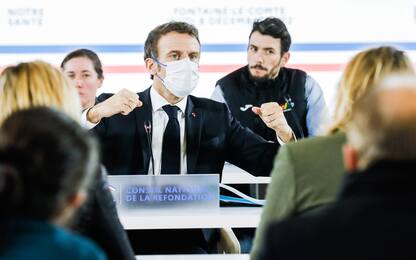 Francia, Macron: "Dal 2023 preservativi gratis per i giovani"