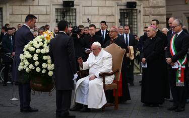 Il Papa prega in piazza di Spagna: "Pace vinca su guerra". LE FOTO