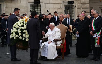 Il Papa prega in piazza di Spagna: "Pace vinca su guerra". LE FOTO