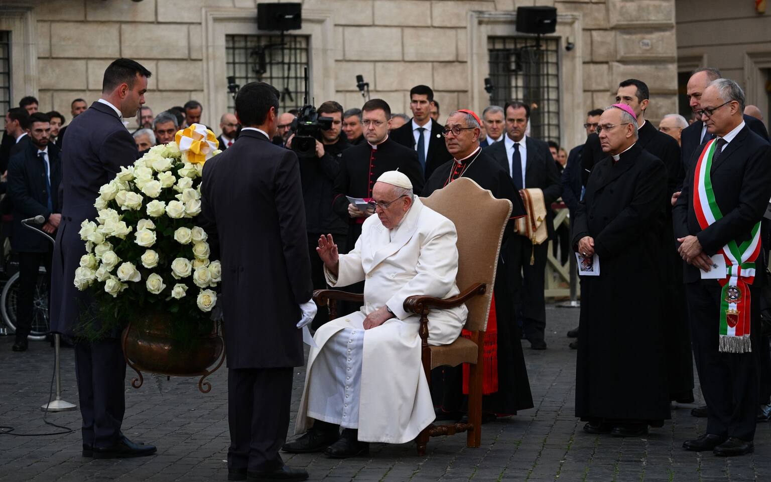 Il Papa prega in piazza di Spagna: 'Pace vinca su guerra'. LE FOTO