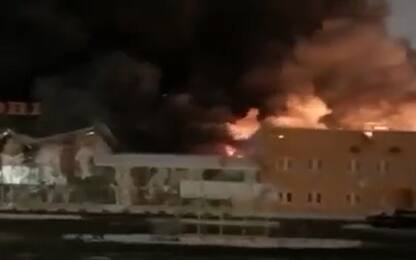 Mosca, maxi incendio in un centro commerciale: almeno un morto